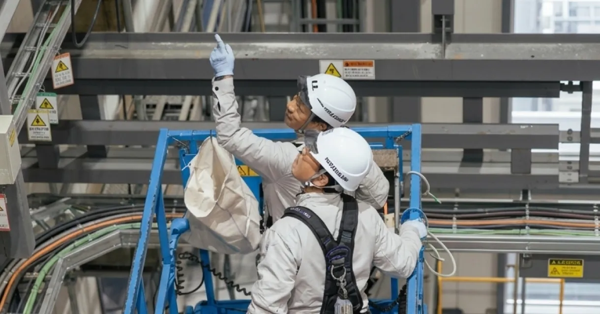 仲間とチェックし合う